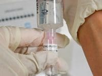 doctor-drawing-up-stem-cells-into-syringe